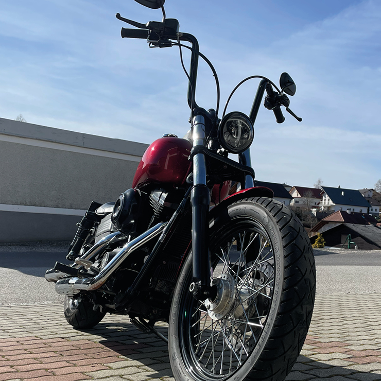 Das Motorrad von Stephan - eine Harley Davidson Street Bob in Schwarz und Rot