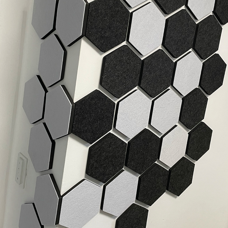 Eine Aufnahme aus dem Büro von Stephan - eine über den Raum Angeordnete Pinwand